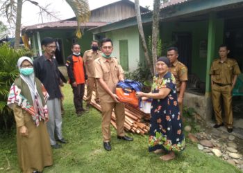 “CUACA EKSTRIM”              Rumah Warga Jl. Padang Gunang Desa Batu Lambang Tertimpa Pohon Kelapa